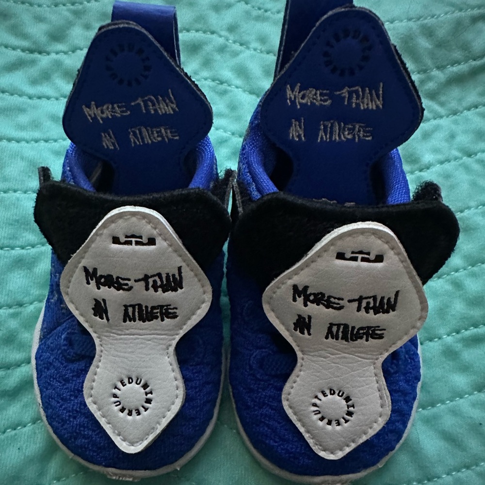 Nike Uninterrupted x LeBron 17 'More Than An Athlete' CT4139-400 Size 4C